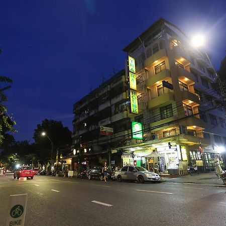 Thara House Hotel Bangkok Bagian luar foto