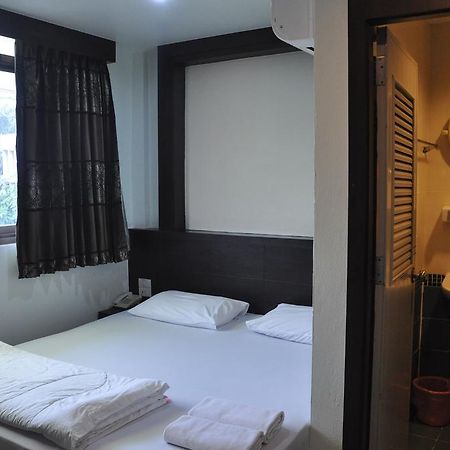 Thara House Hotel Bangkok Bagian luar foto