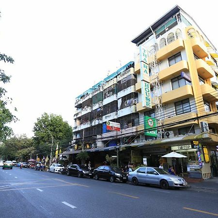 Thara House Hotel Bangkok Bagian luar foto