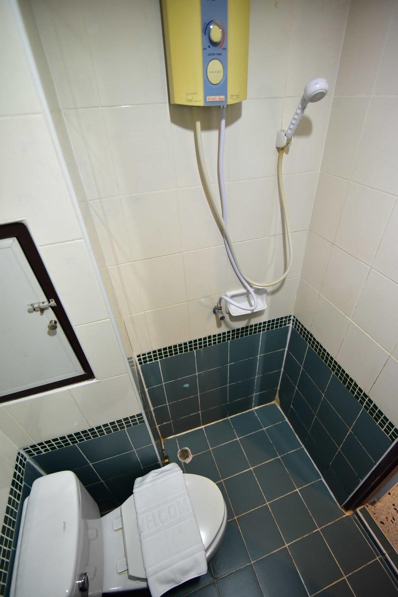 Thara House Hotel Bangkok Bagian luar foto