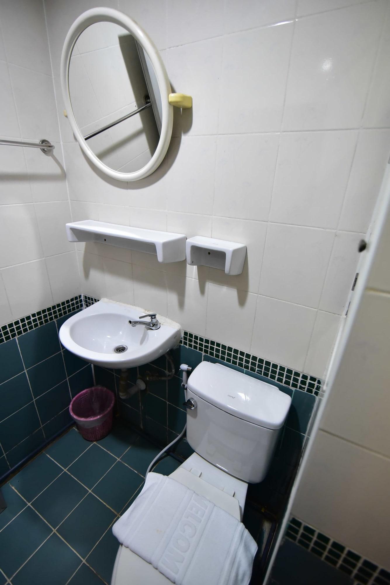 Thara House Hotel Bangkok Bagian luar foto