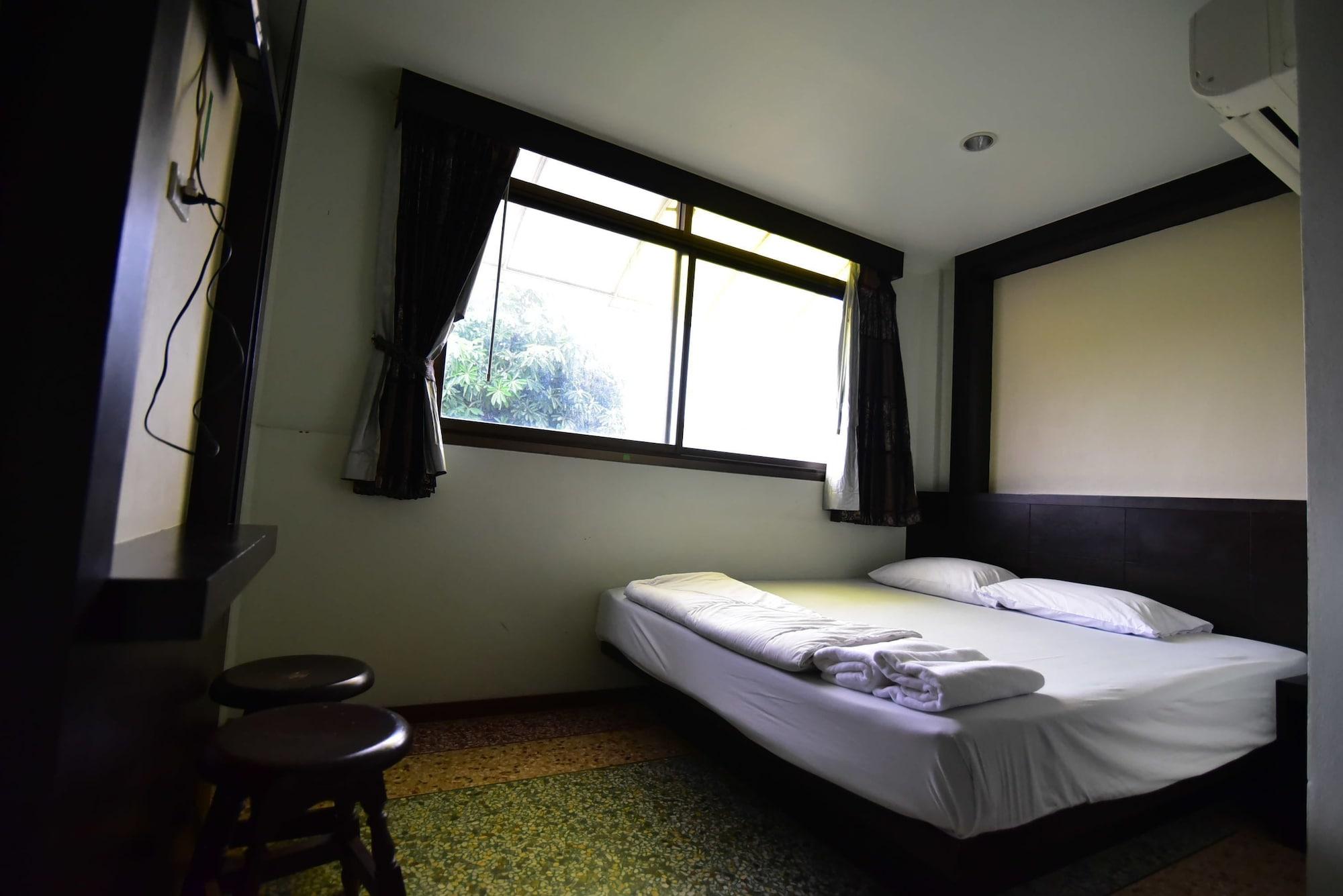 Thara House Hotel Bangkok Bagian luar foto