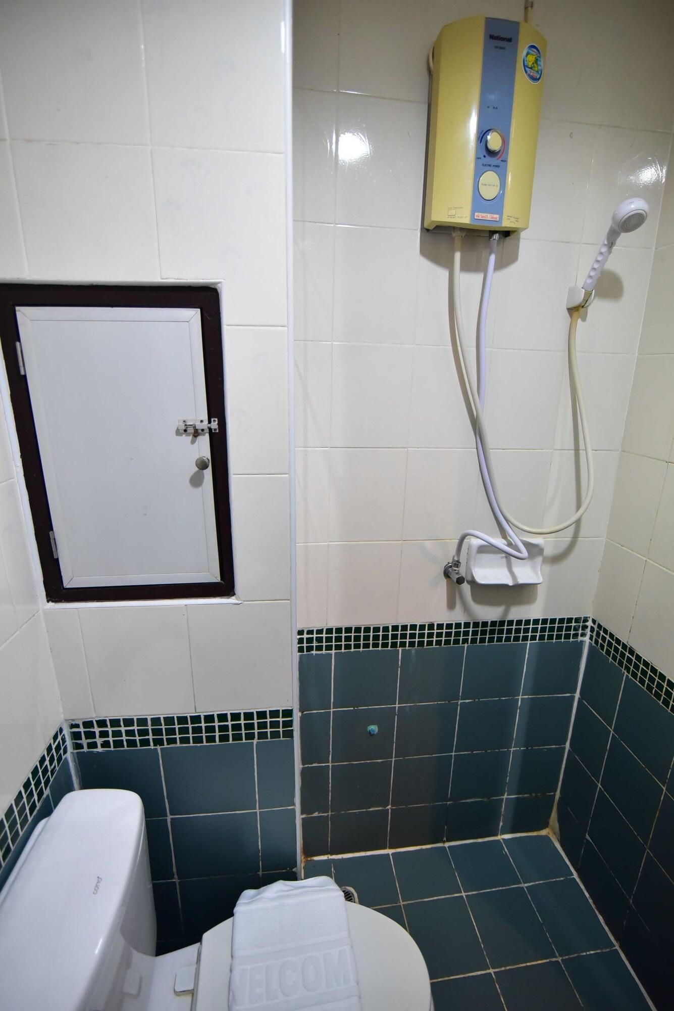 Thara House Hotel Bangkok Bagian luar foto