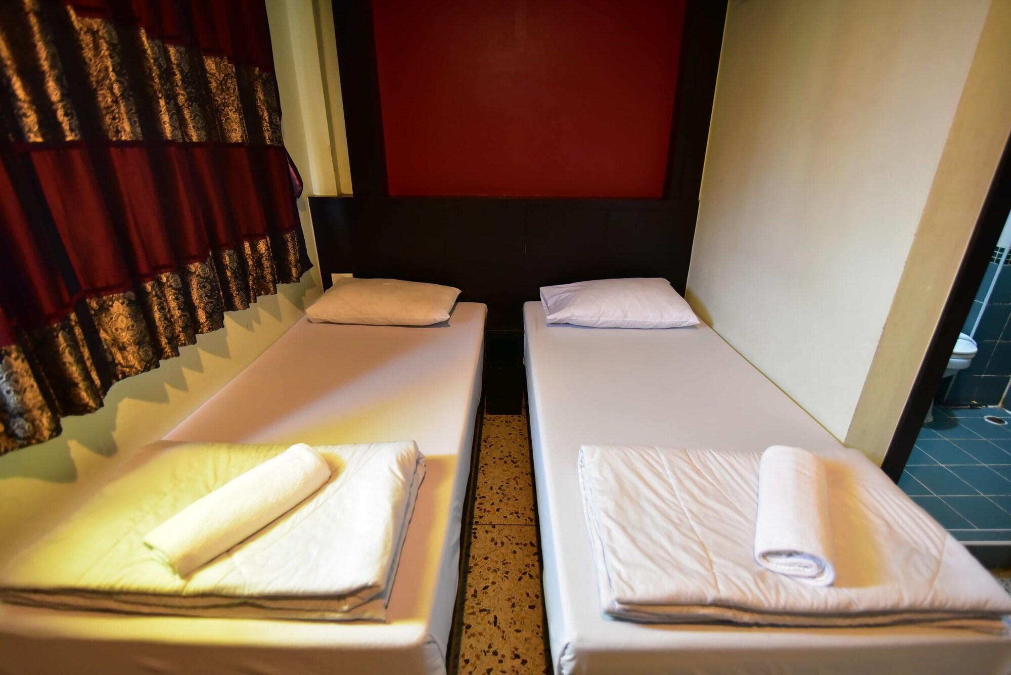 Thara House Hotel Bangkok Bagian luar foto