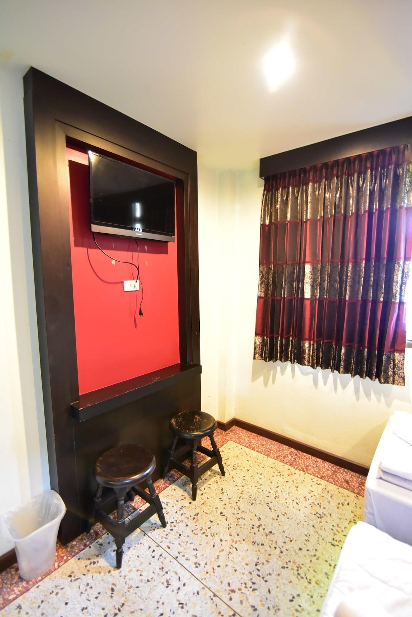 Thara House Hotel Bangkok Bagian luar foto