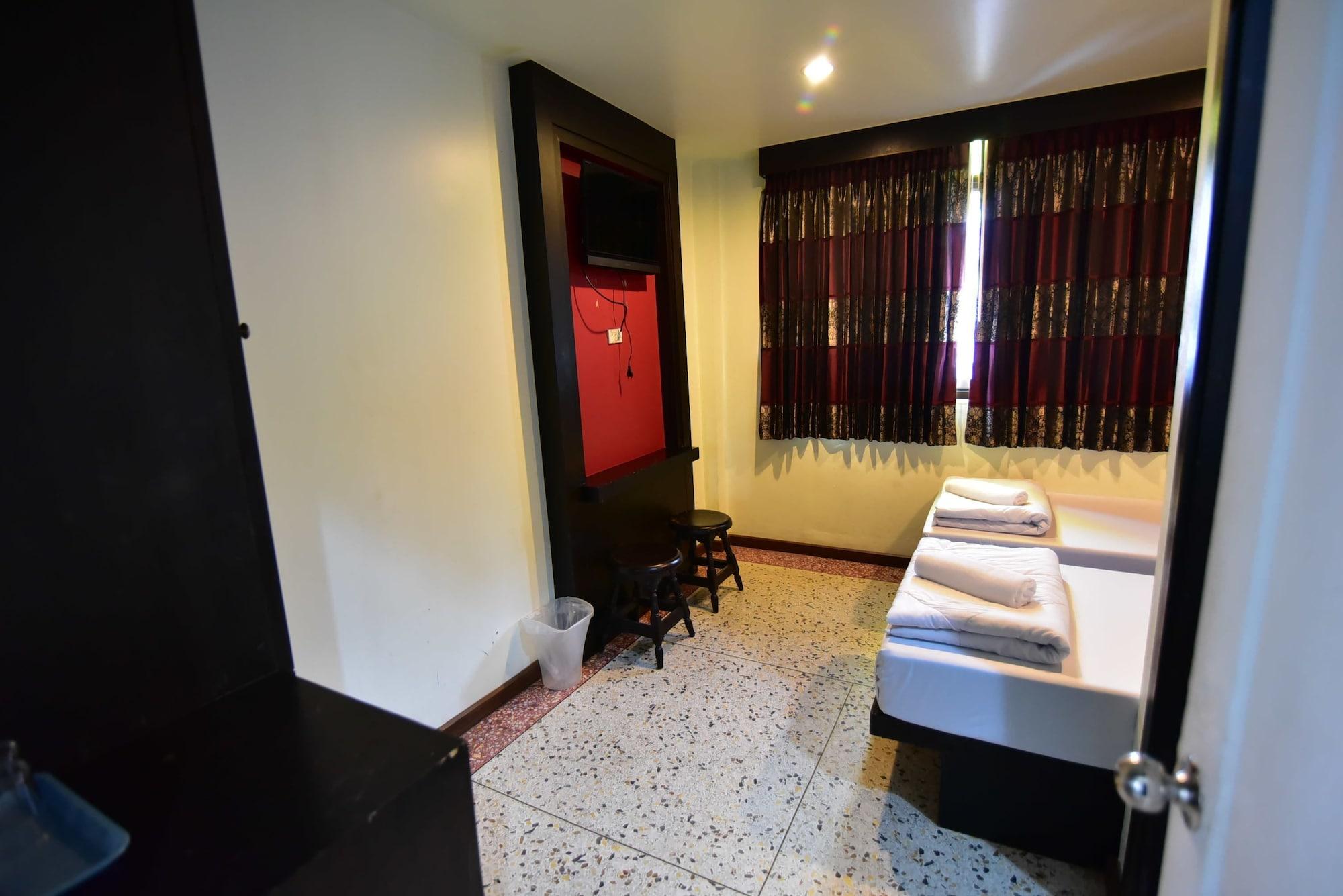 Thara House Hotel Bangkok Bagian luar foto