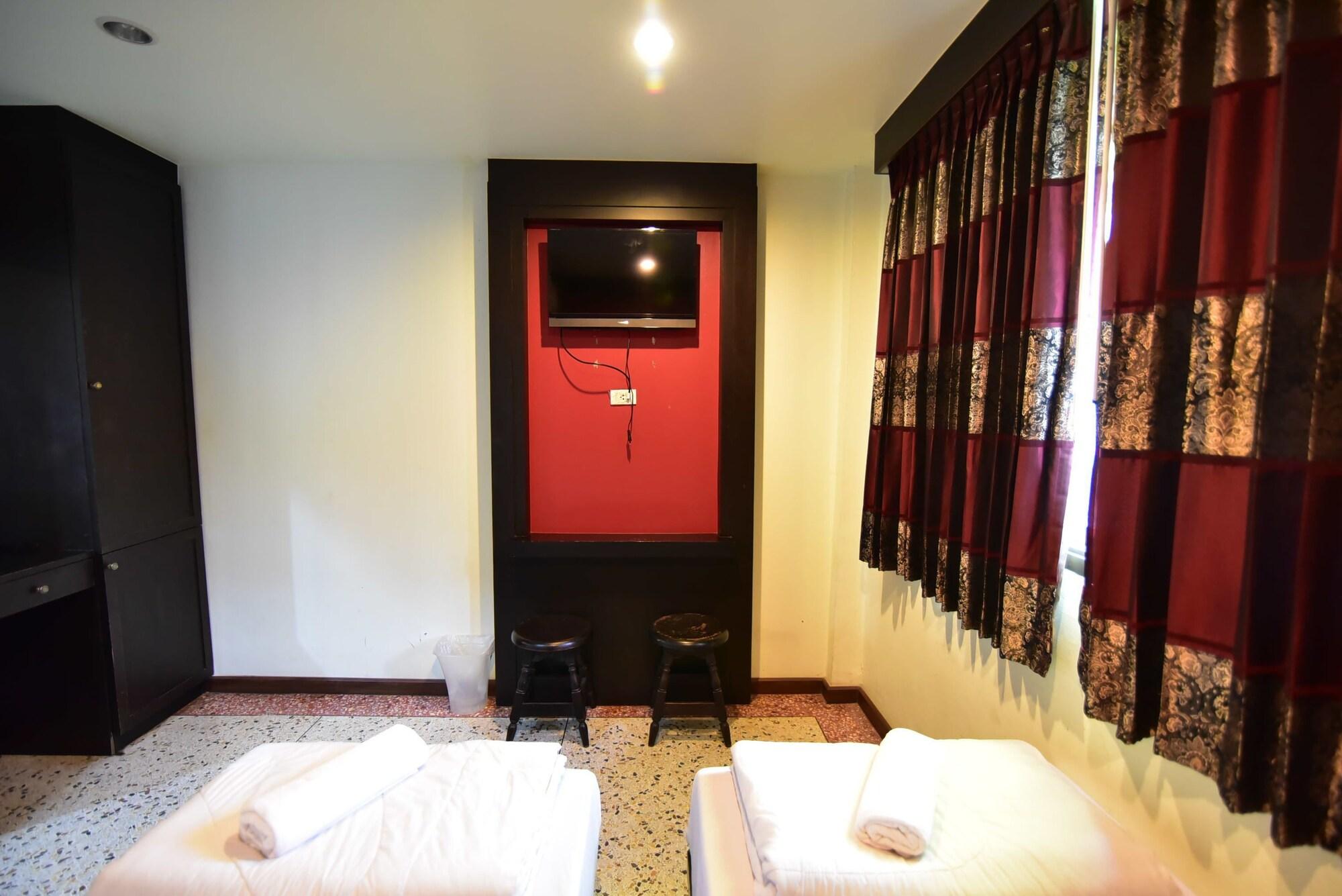 Thara House Hotel Bangkok Bagian luar foto