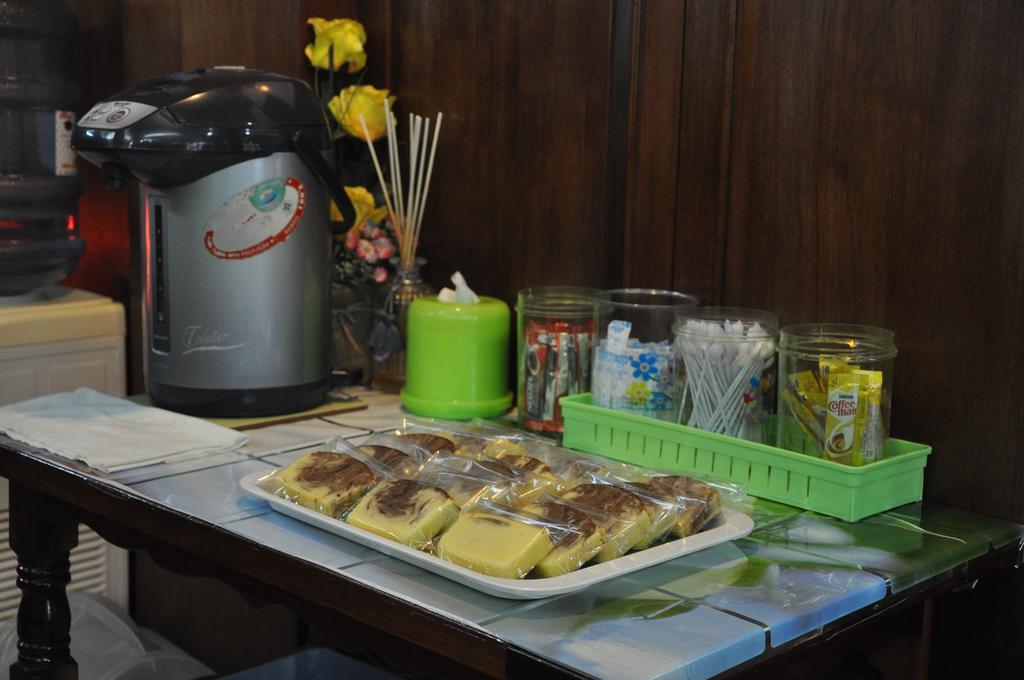 Thara House Hotel Bangkok Bagian luar foto