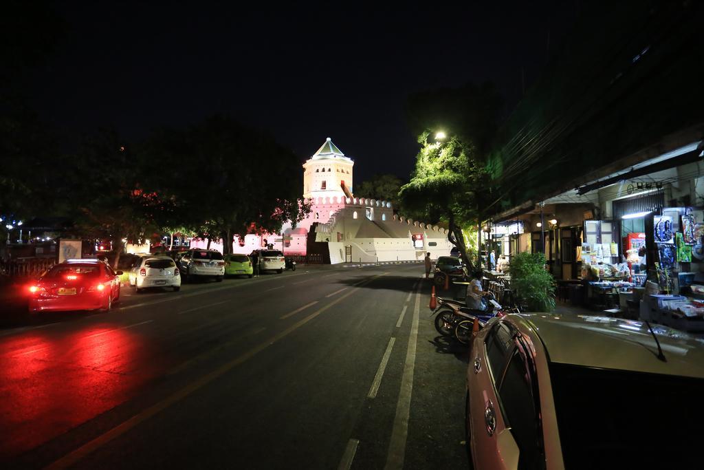 Thara House Hotel Bangkok Bagian luar foto