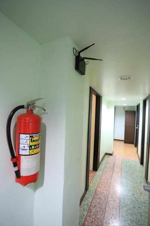 Thara House Hotel Bangkok Bagian luar foto