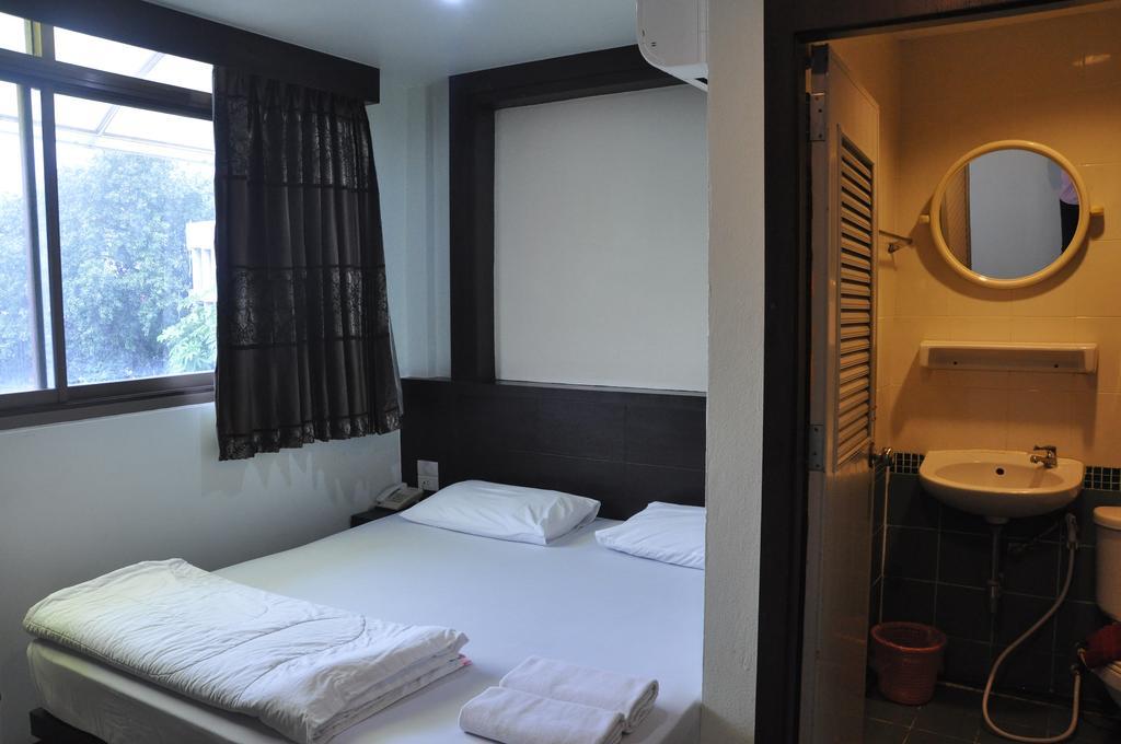 Thara House Hotel Bangkok Bagian luar foto
