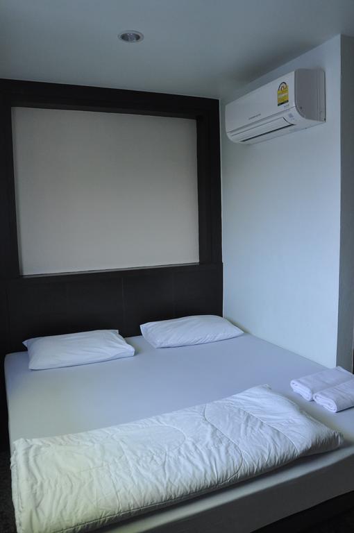Thara House Hotel Bangkok Bagian luar foto