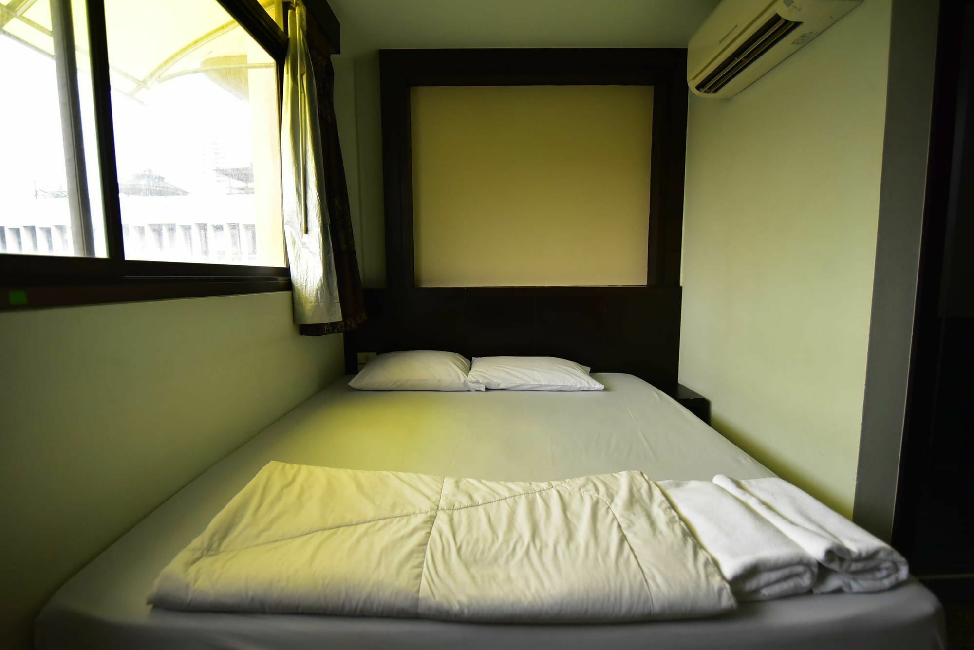 Thara House Hotel Bangkok Bagian luar foto