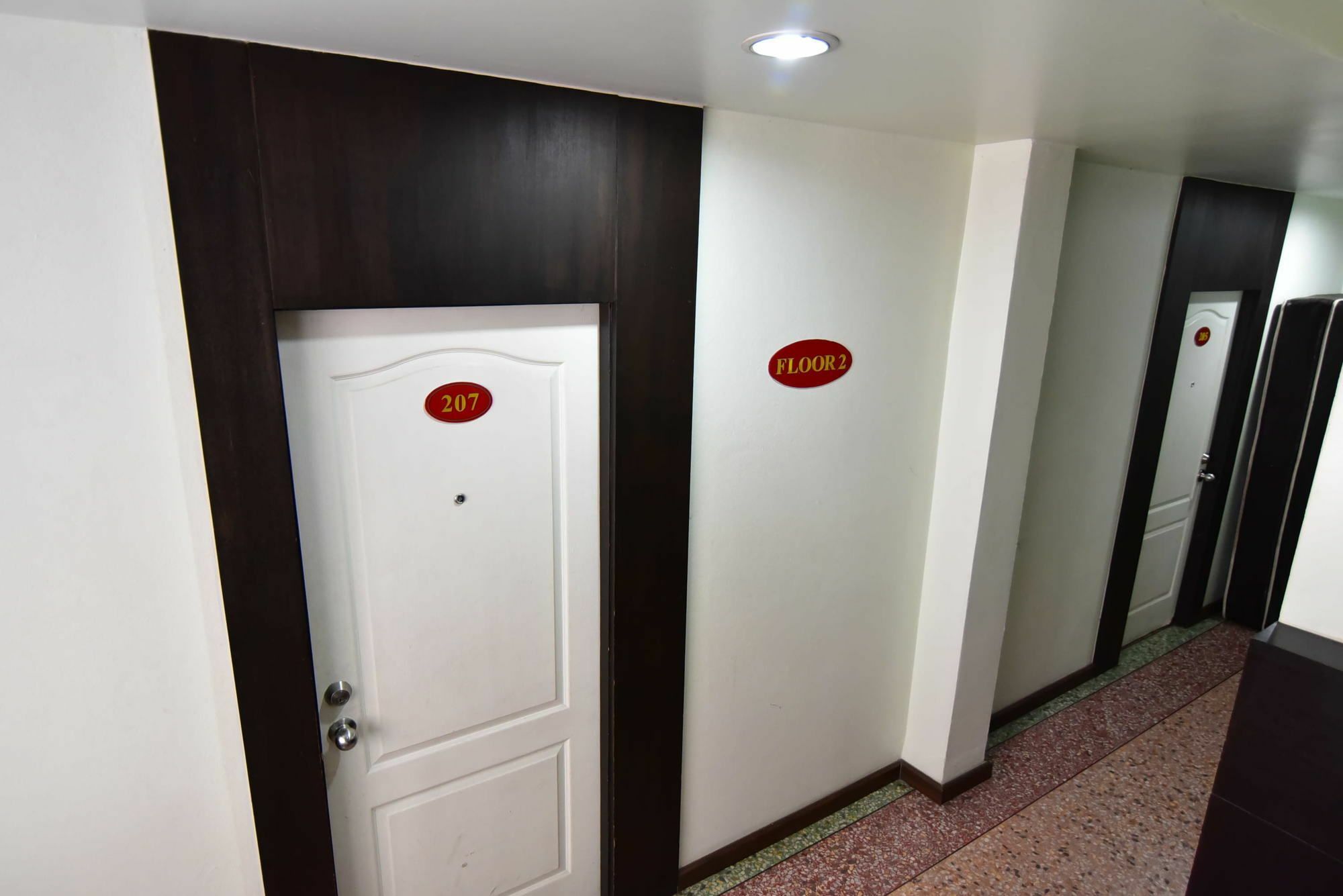 Thara House Hotel Bangkok Bagian luar foto