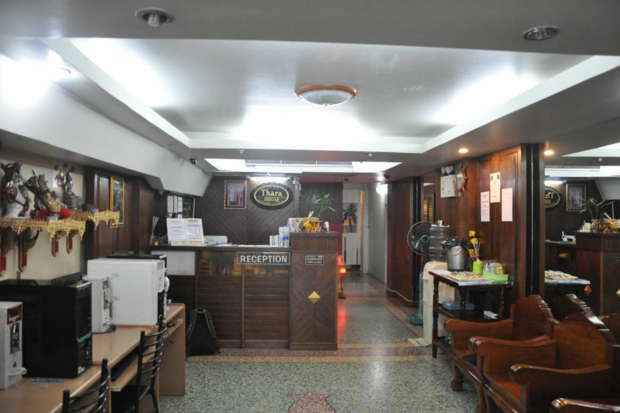 Thara House Hotel Bangkok Bagian luar foto