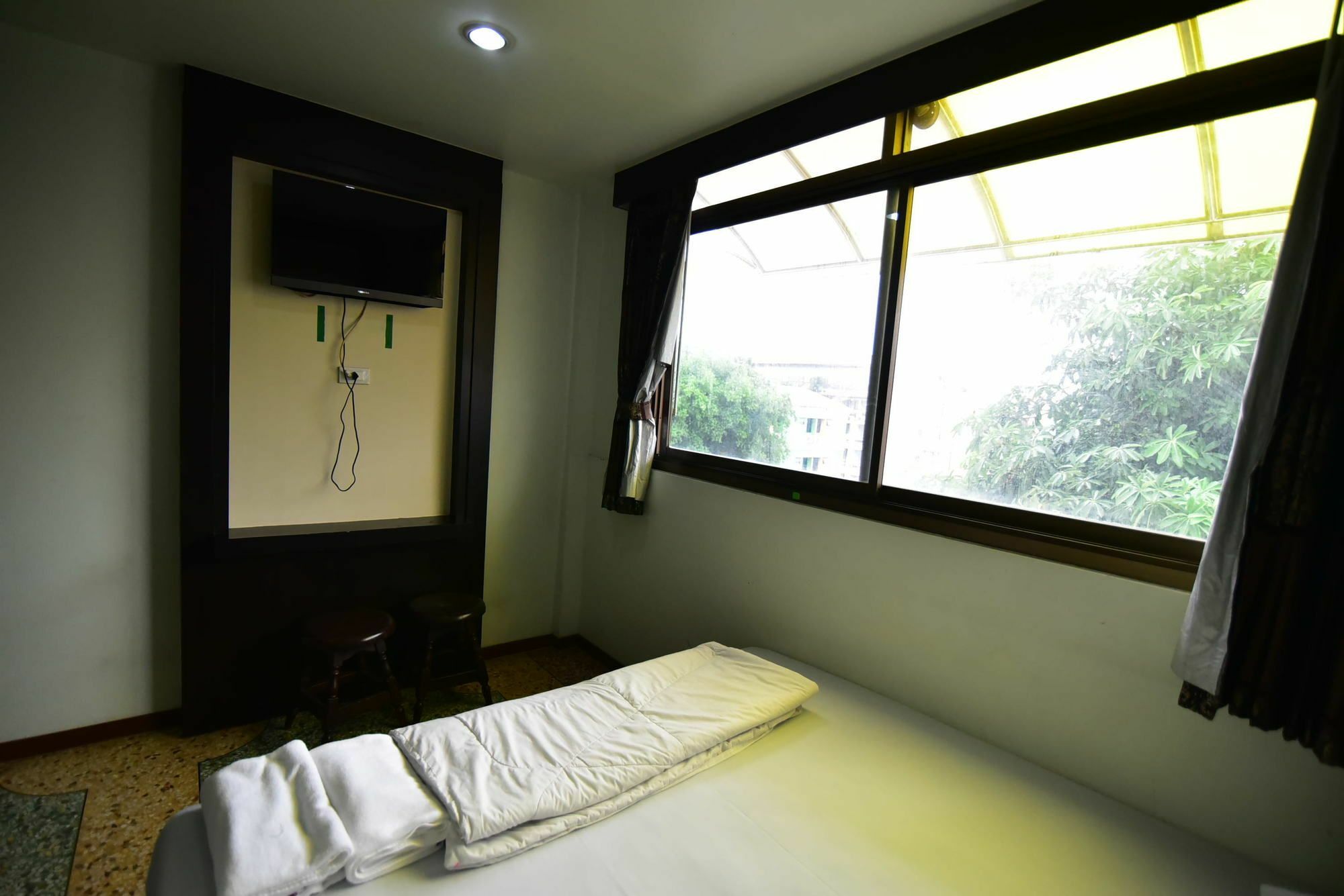 Thara House Hotel Bangkok Bagian luar foto