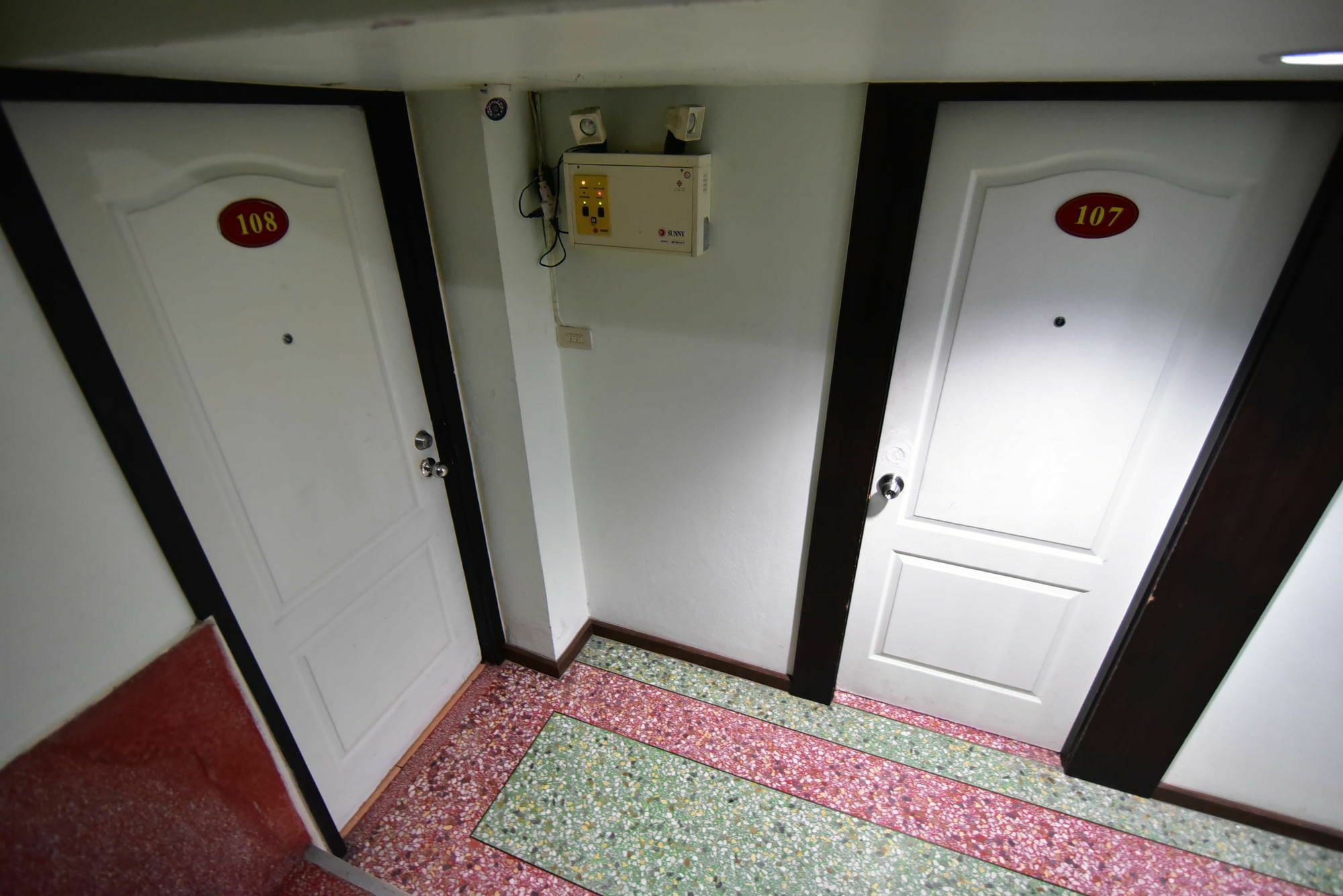 Thara House Hotel Bangkok Bagian luar foto