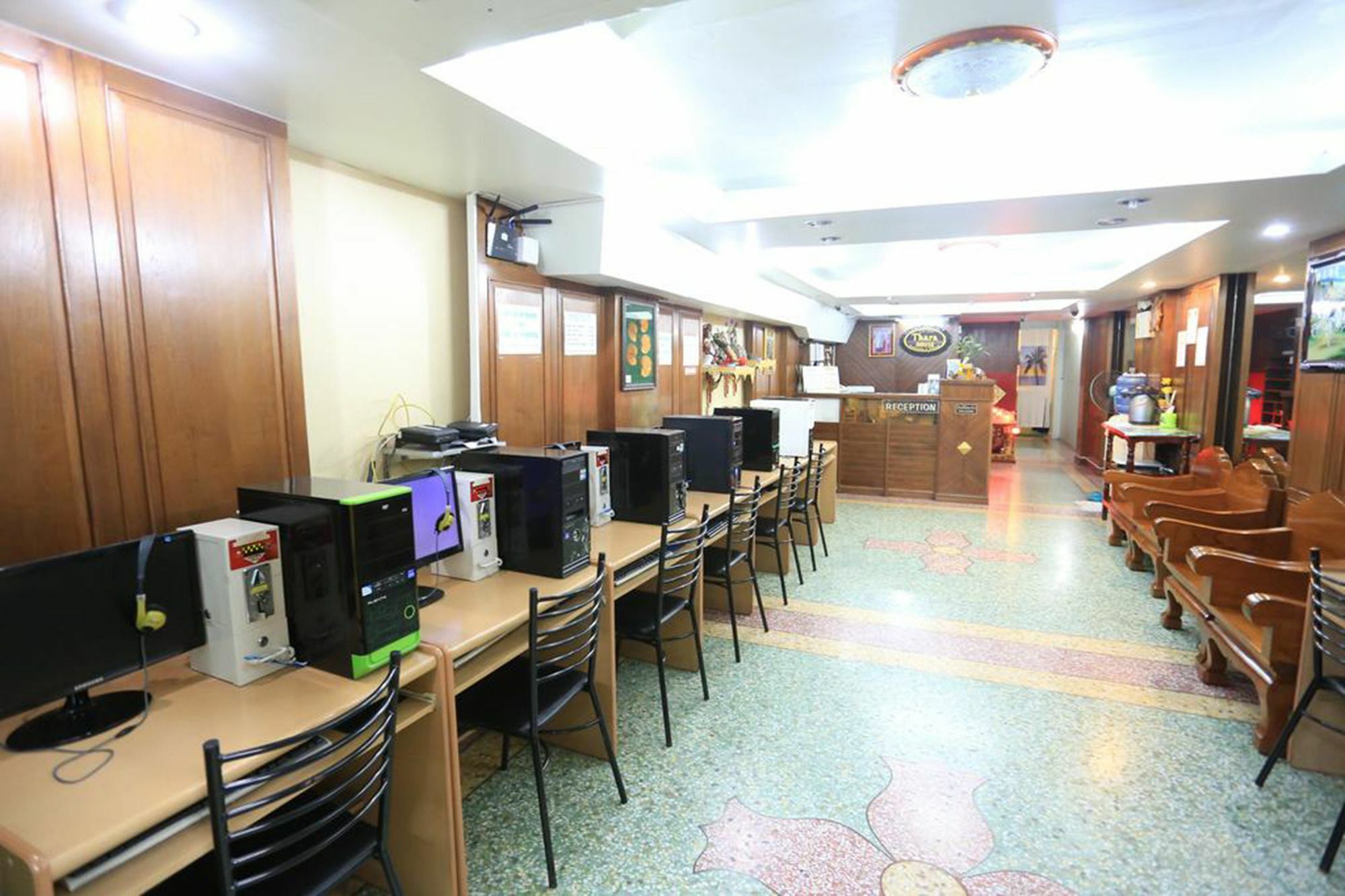 Thara House Hotel Bangkok Bagian luar foto