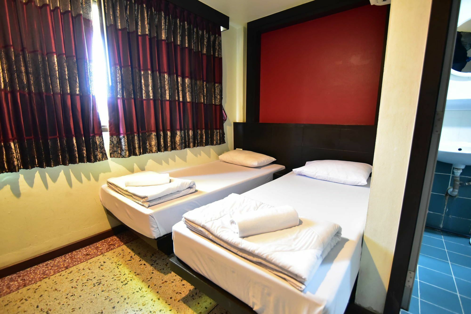 Thara House Hotel Bangkok Bagian luar foto